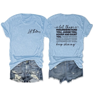 Ensemble t-shirt bleu clair avec texte au dos et short en jean déchiré à plat