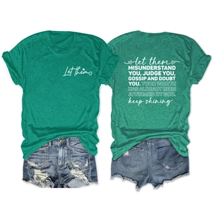 T-shirt vert foncé à col rond avec imprimé de lettres et short en jean déchiré à plat