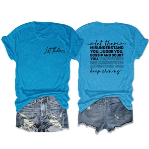 T-shirt bleu en coton avec texte au dos et short en jean vieilli avec bords effilochés