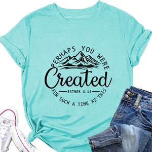 Détail du t-shirt en coton vert menthe avec graphique de montagne et citation biblique
