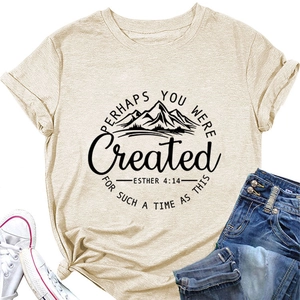 Détail du t-shirt en coton beige avec motif montagne et citation Esther 4:14 imprimée