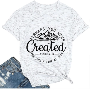 Détail d'un t-shirt gris en coton avec imprimé montagne et un nœud élégant à l'ourlet