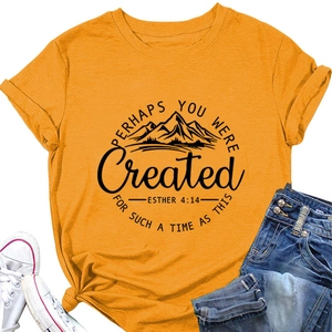 Vue détaillée du t-shirt en coton jaune gingembre avec verset Esther 4:14 et montagnes