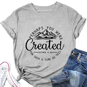 Détail d'un t-shirt gris à manches courtes avec citation inspirante et motif montagne