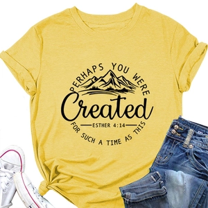 Détail d'un t-shirt en coton jaune avec motif de montagne et texte inspirant