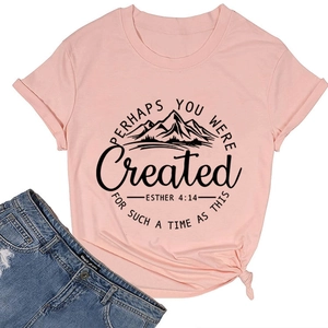 T-shirt rose à col rond avec motif montagne, texte Esther 4:14 et ourlet noué élégant