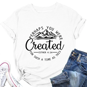 Détail du t-shirt blanc en coton avec motif graphique de montagne Esther 4:14