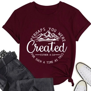 Mise à plat de t-shirt bordeaux avec citation Esther 4:14, jean et baskets sur fond blanc