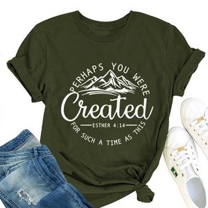 T-shirt graphique vert olive avec jean et baskets dans une vue lifestyle à plat