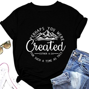 Détail d'un t-shirt noir en coton avec imprimé Esther 4:14 et mise en scène à plat