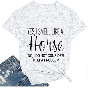 Detail van de knoop in de zoom van wit gemêleerd t-shirt met Yes I Smell Like A Horse