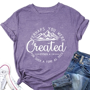 Détail d'un t-shirt violet chiné à col rond avec citation inspirante et graphique de montagne