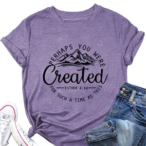 Détail du t-shirt en coton violet avec texte biblique Esther 4:14 et motif montagne