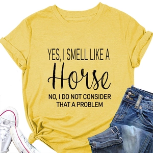 Detail van geel katoenen T-shirt met 'Yes I smell like a horse' slogan en geknoopte zoom