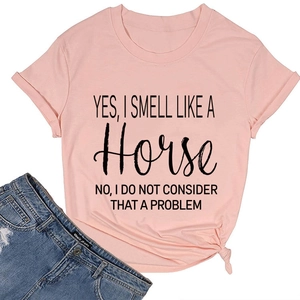 Platliggend roze katoenen T-shirt met knoopdetail en gewassen denim korte broek