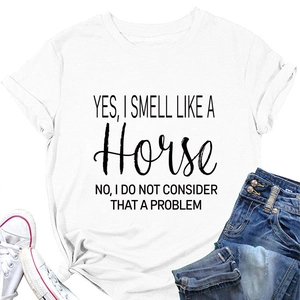 Detail van wit katoenen T-shirt met Yes I Smell Like a Horse slogan opdruk erop