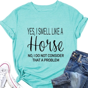 Platliggend lichtblauw katoenen T-shirt met zwarte tekstprint met paardenthema