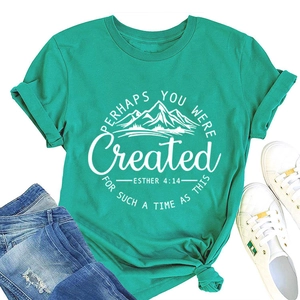 Mise à plat d'un t-shirt en coton bleu sarcelle avec motif montagne et jean déchiré