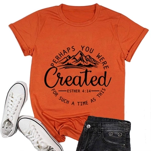 T-shirt orange à plat avec imprimé de montagne et verset biblique Esther 4:14 sur fond blanc