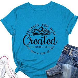 Détail du t-shirt bleu ciel avec graphismes de montagne noirs et texte de citation biblique