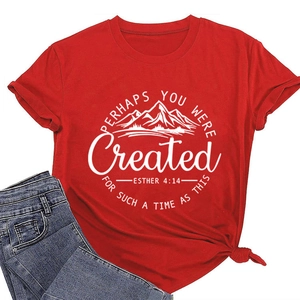 Détail du t-shirt rouge à col rond avec ourlet noué et motif graphique de montagne