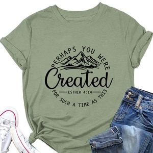 Détail d'un t-shirt vert avec imprimé montagne Esther 4:14 et ourlet noué stylé