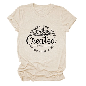 Gros plan sur le T-shirt beige avec texte Esther 4:14 et graphique de montagne
