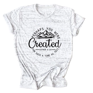 Détail du tissu t-shirt gris chiné avec motif montagne et texte biblique ESTHER 4:14