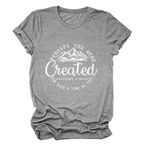 Détail du t-shirt gris chiné avec verset biblique Esther 4:14 et motif montagne