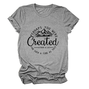 Détail du t-shirt gris chiné avec motif de montagne noir et texte Esther 4:14