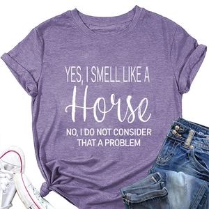 Detail van paars katoenen T-shirt met witte sloganopdruk en casual styling