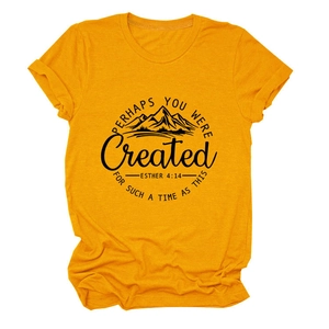 Détail du t-shirt jaune moutarde avec motif de montagne et citation d'Esther 4:14
