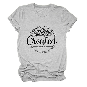 Vue à plat détaillée d'un t-shirt gris clair avec motif montagne et texte Esther 4:14