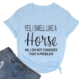 Gedetailleerde flat-lay van lichtblauw T-shirt met slogan en gewassen denim jeans