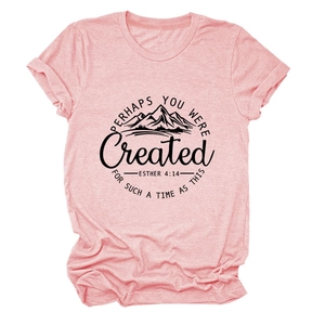 Détail d'un t-shirt rose avec imprimé de montagne noire et citation Esther 4:14