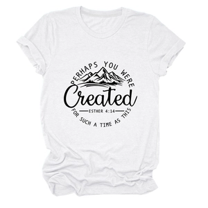 Détail du t-shirt blanc en coton avec graphique de montagne et citation Esther 4:14
