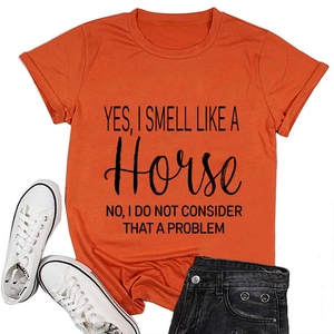 Platliggend oranje katoenen T-shirt met korte mouwen en artistieke tekst voor de zomer