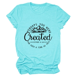 Gros plan du verset Esther 4:14 et imprimé montagne sur un T-shirt en coton bleu