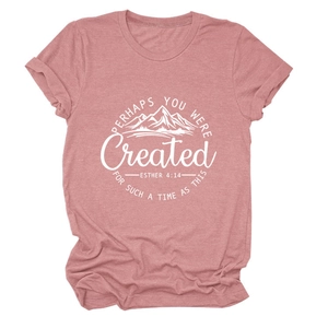 Détail du t-shirt rose à col rond avec motif de montagne et citation inspirante