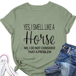 Detail van saliegroen T-shirt met paardenslogan en klassieke ronde halslijn voor dames