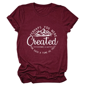 T-shirt bordeaux à manches courtes avec motif montagne et verset biblique Esther 4:14