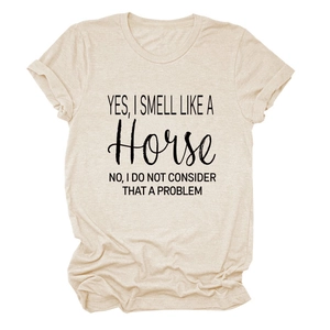 Detailopname van het beige T-shirt met paardenslogan-opdruk en ronde halslijn
