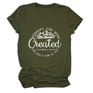Détail du t-shirt en coton vert armée avec motif de montagne et texte d'inspiration