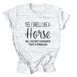 Detail van grijs T-shirt met Yes I smell like a horse grafische tekst print