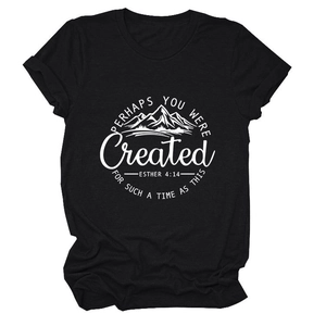 Détail du t-shirt en coton noir avec motif de montagne blanc et citation Esther 4:14
