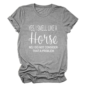 Detail van grijs katoenen T-shirt met de witte tekst 'Yes I Smell Like A Horse' opdruk