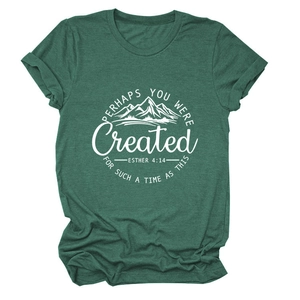Détail d'un t-shirt vert chiné avec graphique de montagne et texte biblique ESTHER 4:14