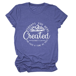 Détail du t-shirt chiné bleu avec imprimé montagne blanche et texte biblique