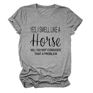 Detailopname van een grijs gemêleerd T-shirt met 'yes i smell like a horse' tekstprint