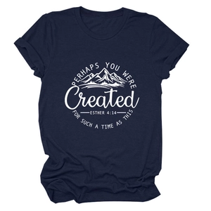 Détail du t-shirt en coton bleu marine avec motif montagne et texte biblique Esther 4:14